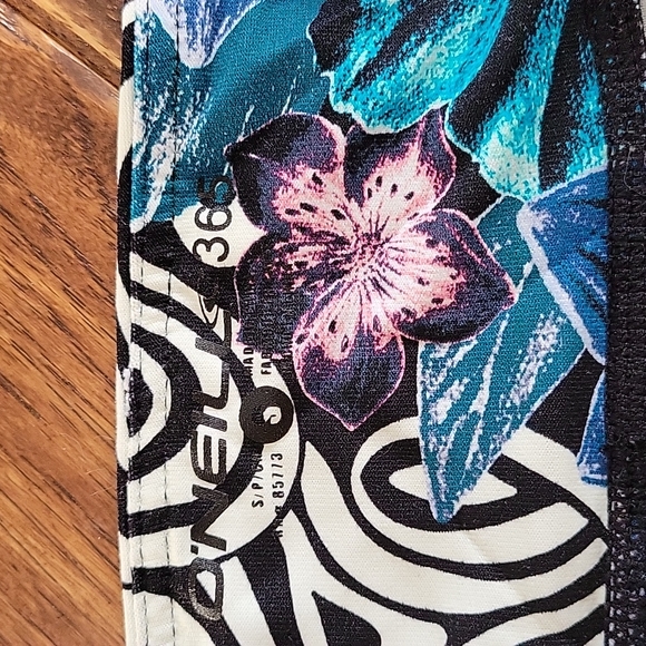 O'Neill tribal print Leggings - Picture 2 of 3